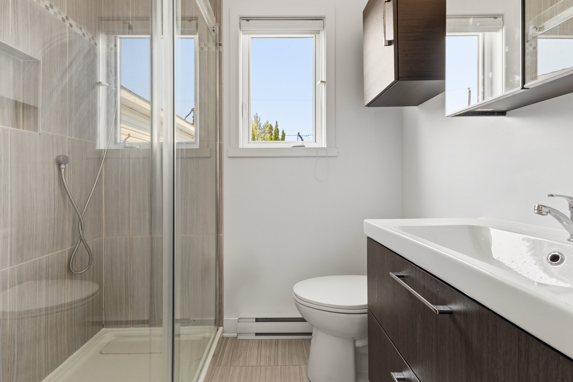 Maison mobile à vendre à Longueuil (Saint-Hubert) — Salle de bains attenante à la CCP